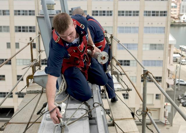 驅(qū)逐艦桅桿 寸地寸金的天線布局與通信設(shè)備維護(hù)